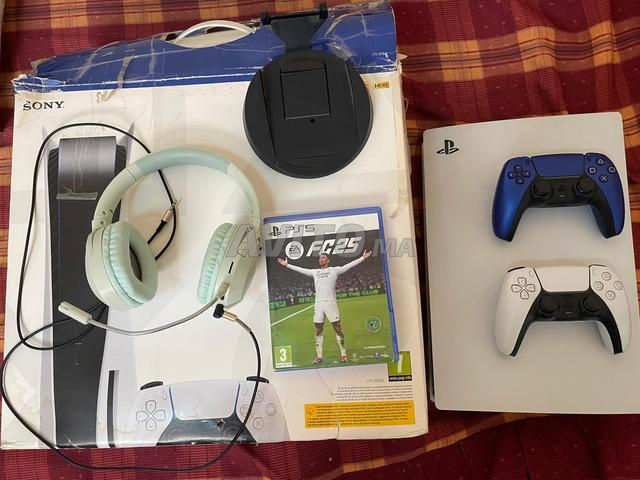 PS5 Standard avec deux manettes et FIFA25 casque - 2