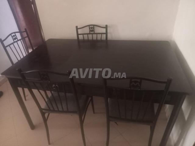 Salle à manger encore neuve, qui la veut bienvenue