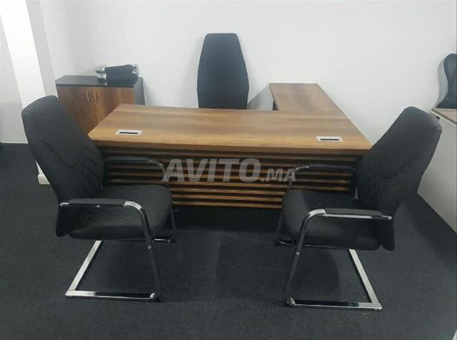 bureau professionnel neuf et chaise - 2