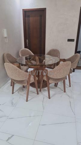 Table à manger avec six chaises en bois massif