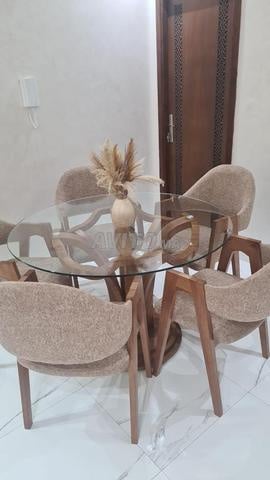 Table à manger avec six chaises en bois massif