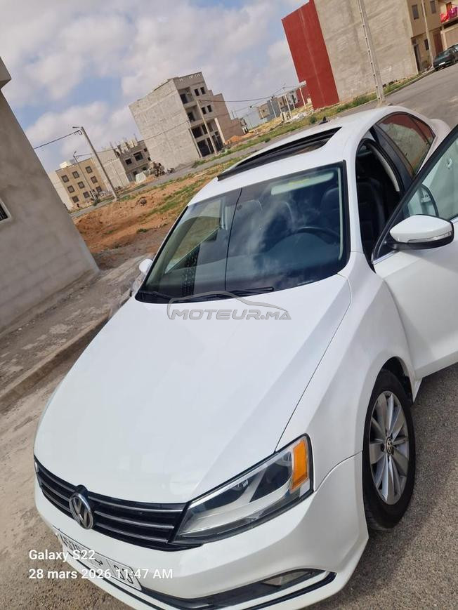 JETTA AUTOMATIQUE GARÉ DANS LE GARAGE 