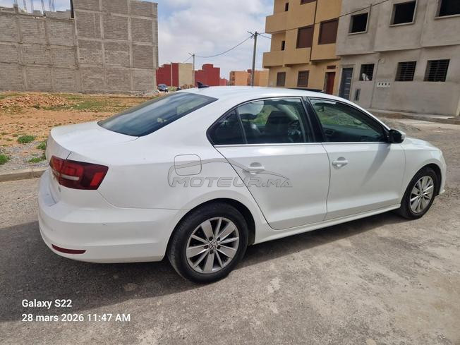 JETTA AUTOMATIQUE GARÉ DANS LE GARAGE 