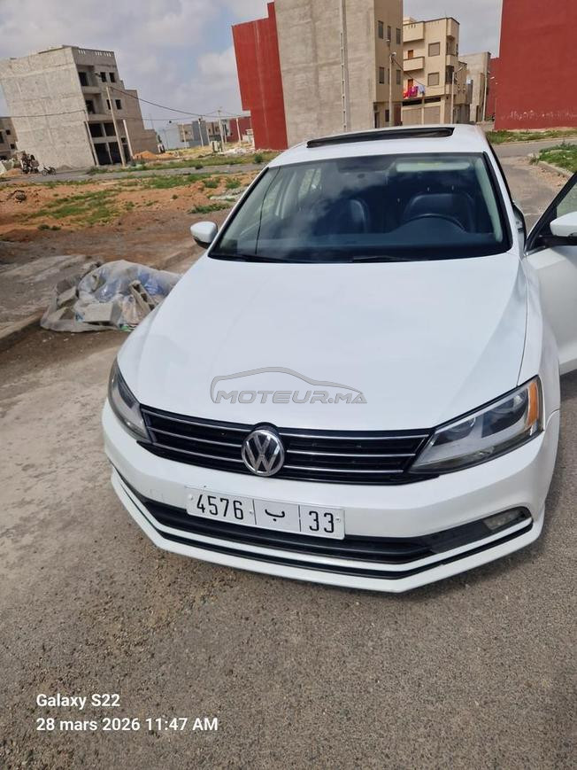 JETTA AUTOMATIQUE GARÉ DANS LE GARAGE 