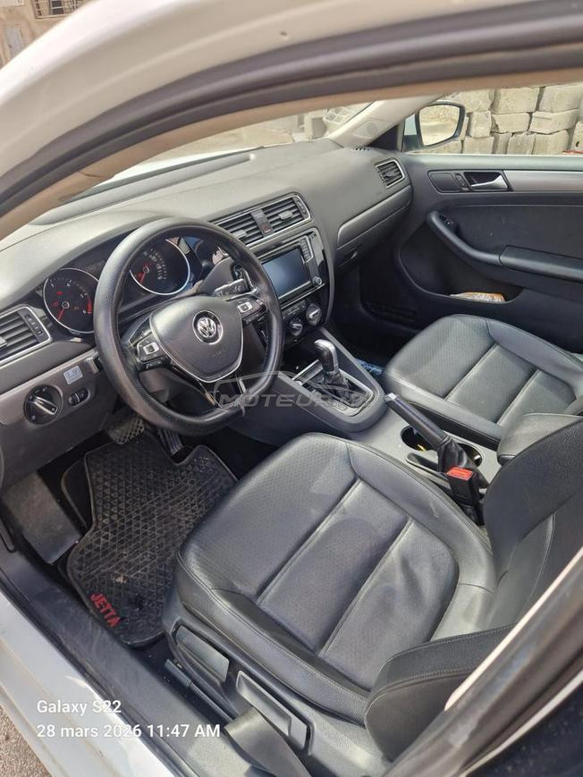 JETTA AUTOMATIQUE GARÉ DANS LE GARAGE 