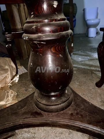 Table ancienne gravée avec 4 chaises, gravure manuelle ancienne et raffinée