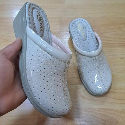 صنادل طبية للنساء مريحة للقدم