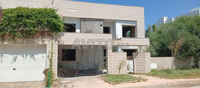 بيع فيلا متلاصقة قيد الإنشاء بالقرب من الجولف - 2