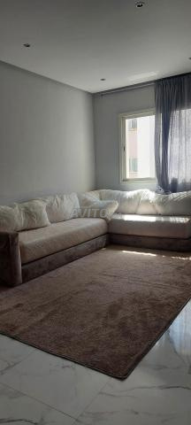 كنبة زاوية وسجادة للبيع – حالة جيدة جداً - 2