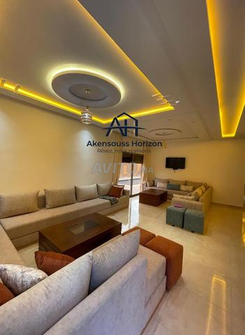 فيلا عصرية مع استوديو ومرآب تجاري - 2