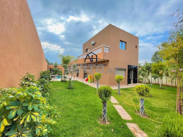 فيلا عصرية مع استوديو ومرآب تجاري