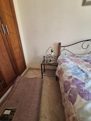 lit et matelas et table de chevet - 2