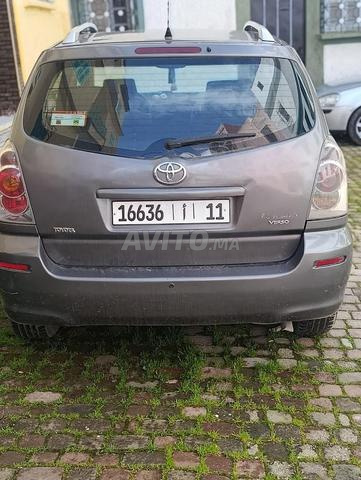 Toyota en bon état, pneus neufs - 2