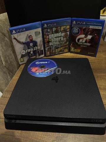 PS4 Slim 500 Go avec 3 manettes et jeux