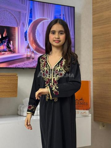 Magnifique caftan pour petites filles, brodé avec des nœuds et un demi-col
