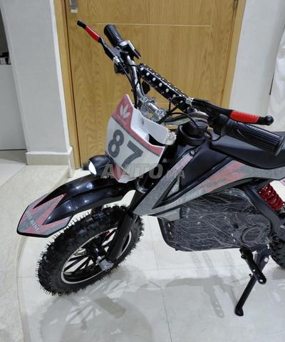 دراجة نارية كهربائية للطرق الوعرة مع خوذة للأطفال