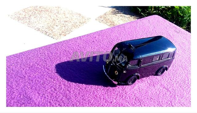 شاحنة صغيرة سوداء كلاسيكية (مقياس ~1/43)