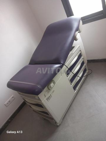 طاولة فحص Ritter من Midmark صُنعت في الولايات المتحدة الأمريكية