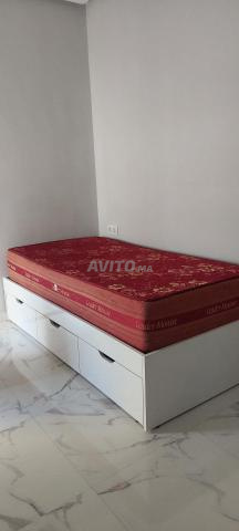 إطار سرير وطاولة سرير للبيع – بحالة جيدة جداً - 2