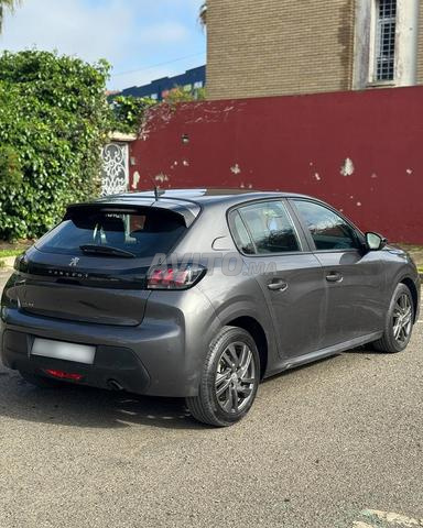 Peugeot 208 tout option modèle 2022