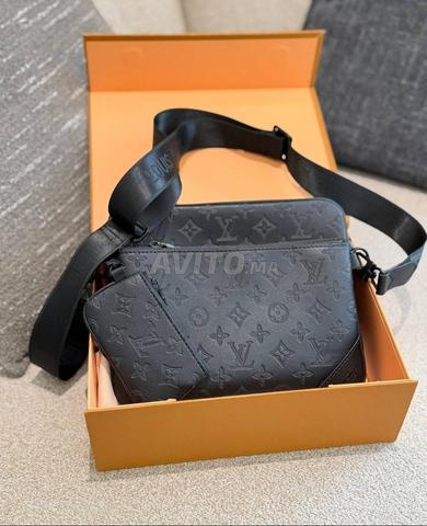 Pochette Louis Vuitton A Bandoulière LV8430 - 2