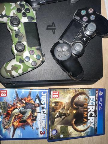 Play en très bonne état avec 3 manette et 4 jeux