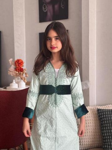 Caftan pour petites filles, magnifique tissu "Kamkha" avec "Mdamma" et "Aakad"