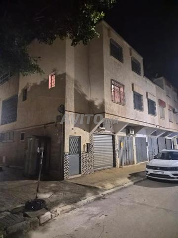 منزل بـ 3 محلات تجارية - 2