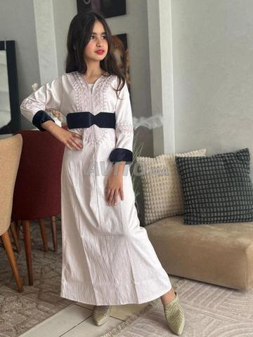 قفطان بنات صغار مطرز بثوب كمخة بالمضمة والعقاد - 2