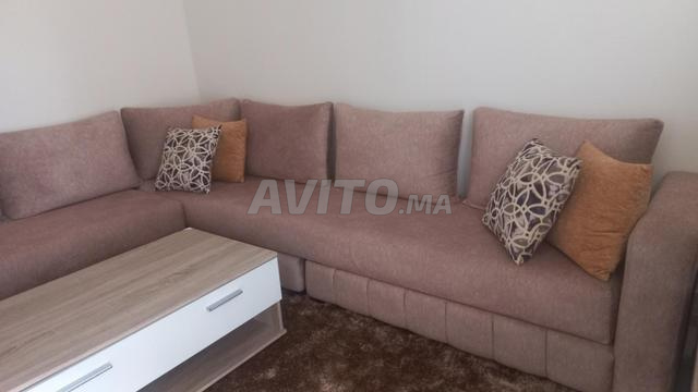 غرفة جلوس مع طاولة تلفزيون وطاولة - 2