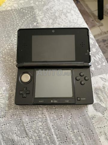 Nintendo 3DS avec son chargeur et jeu Pokémon