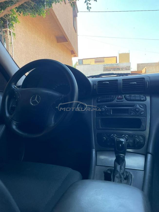 سيارة مرسيدس C220، نظيفة جداً ومعتنى بها، مناسب
