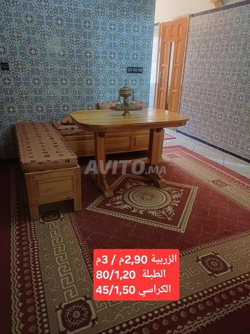 طاولة، كراسي، وسجادة - 2