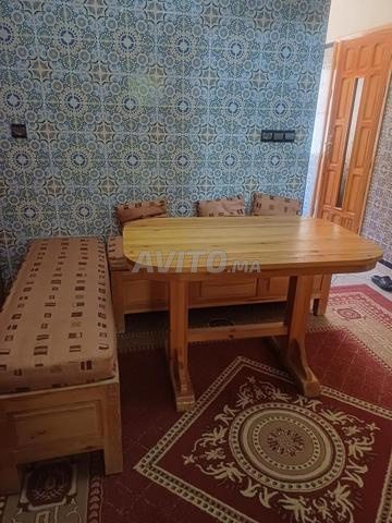 طاولة، كراسي، وسجادة