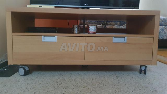 خزانة تلفزيون حديثة على عجلات مع درجين - 2