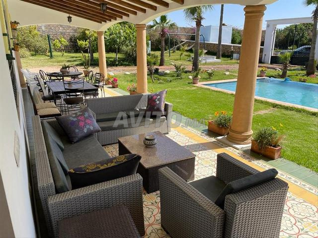 فيلا بحمام سباحة بمساحة هكتار واحد - 2