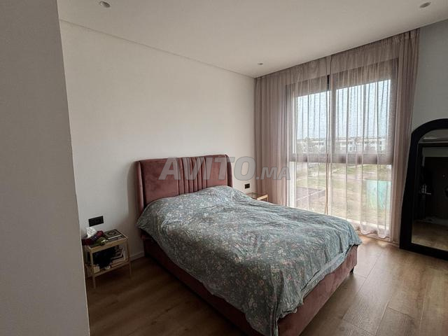 Lit en bois 140 x 190 cm recouvert de tissu