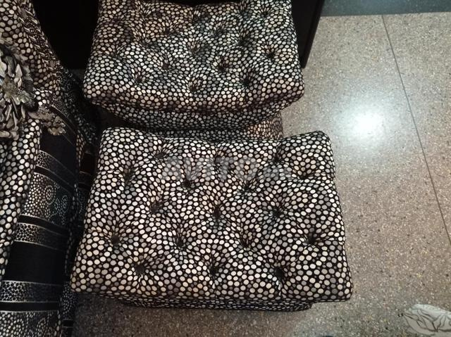 Salon carré avec coins et poufs - 2