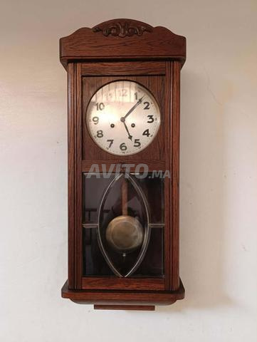 Horloge mécanique allemande, pièce de collection pure et fonctionnelle.