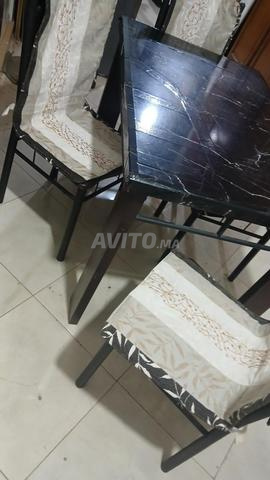 Salle à manger avec quatre chaises - 2