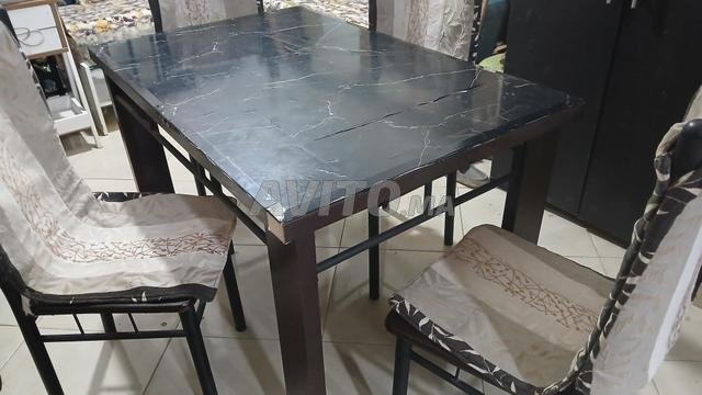 بيع طاولة طعام مع أربعة كراسي