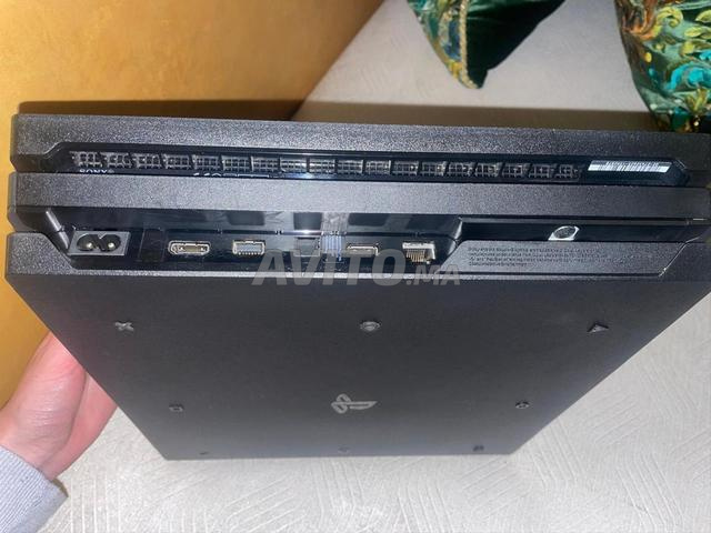 PS4 Pro 859GB avec manette originale, 2 CD - 2