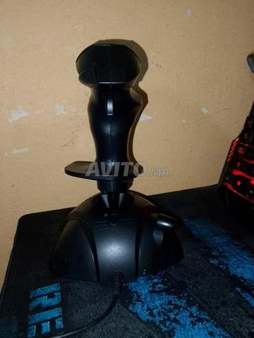 Ce type de joystick de Thrustmaster - 2