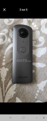 Caméra Nikon et Ricoh 360 Theta V - 2