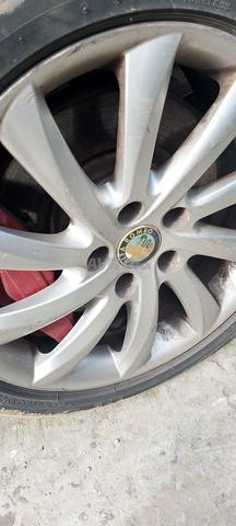 à vendre trois jantes avec pneus en bonne état 