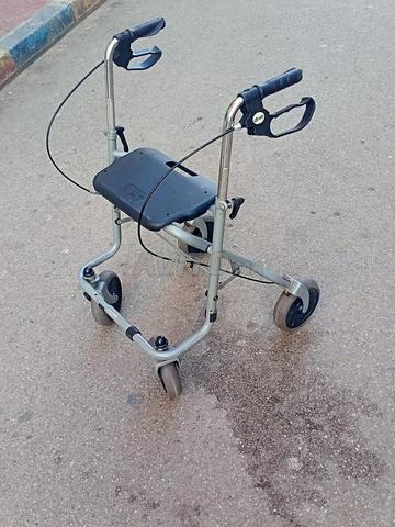 Déambulateur avec siège..pratique et solide