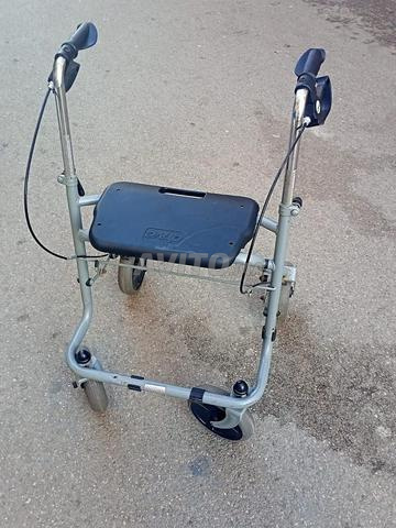 Déambulateur avec siège..pratique et solide - 2