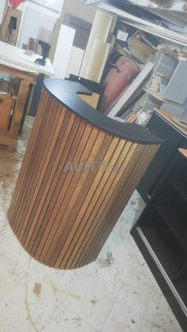 كونتر استقبال عصري خشبي بسطح أسود - 2