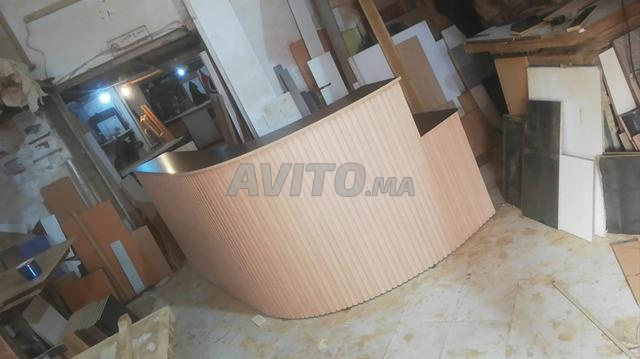 Comptoir d'accueil en bois plateau noir 2026 - 2