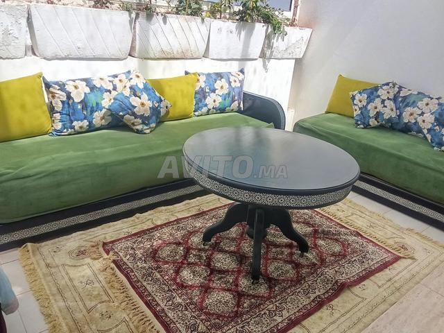 Salon vert en bois noir avec motif argenté en U - 2